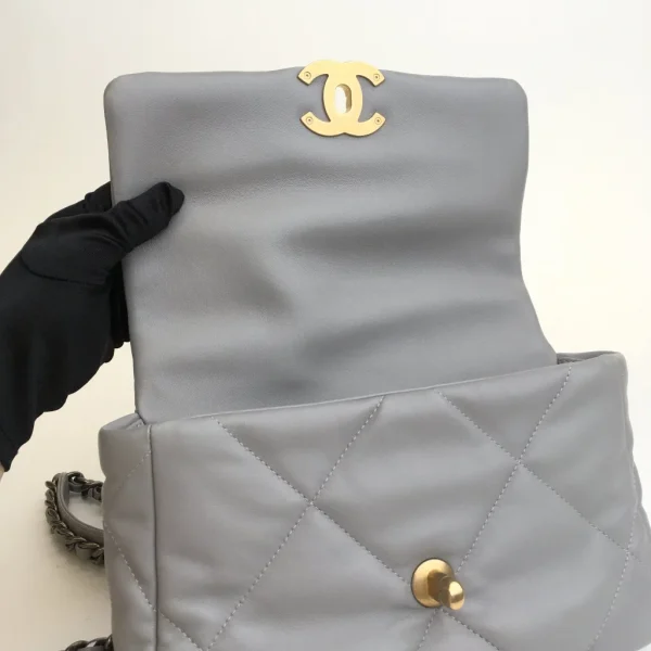 Chanel Medium Grey Lambskin 19 Flap Bag - Image 4